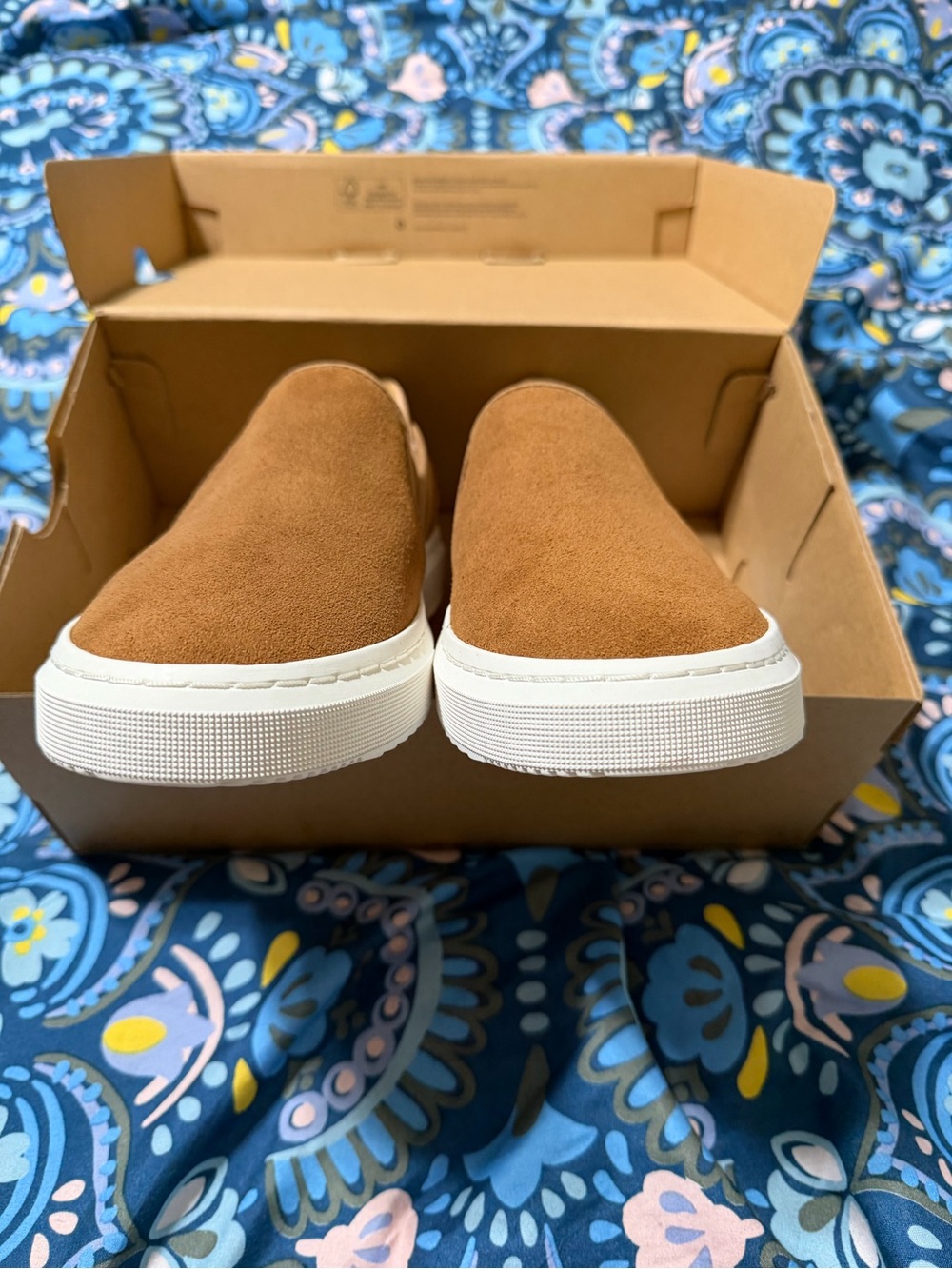 NWT UGG Alameda Slip-On in Chestnut with White Sole - Picture 3 of 10
